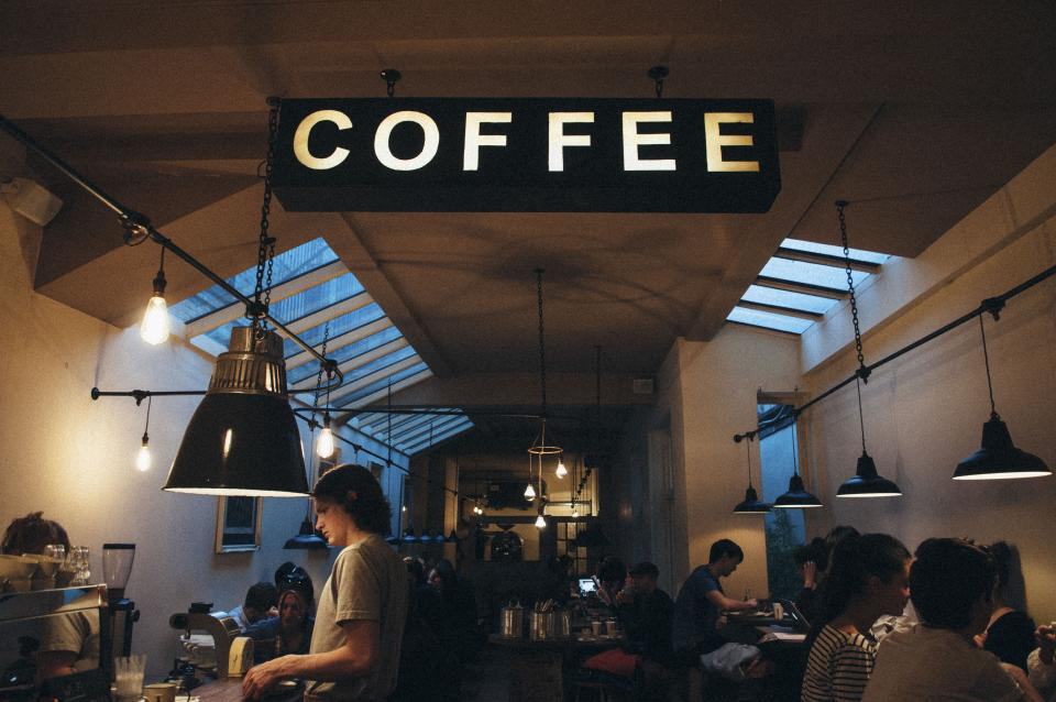 Kafélokal med disk och gäster