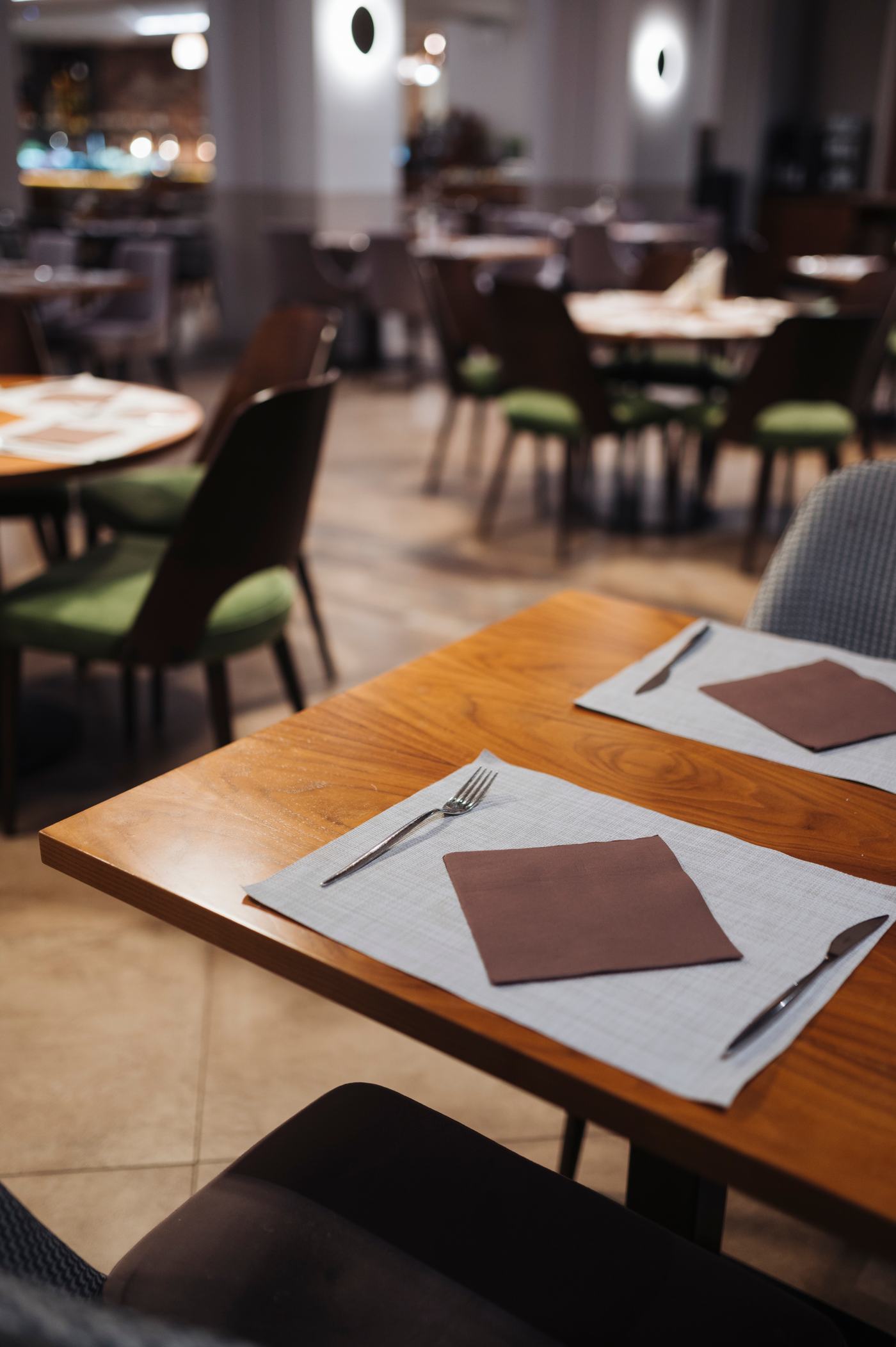 Dukade bord i en tom restaurang